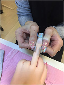 持ちの良いスカルプチュアや強度ある亀裂補修が出来るネイリスト