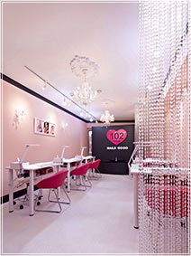 渋谷のネイルサロンワーク実践コース NAILSGOGO渋谷店に移動してネイルアートをモデルさんの爪に一緒に施術